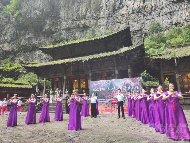 九九重阳 爱在武隆|600余人仙女山、天生三桥打太极晒“舞”功-8.png