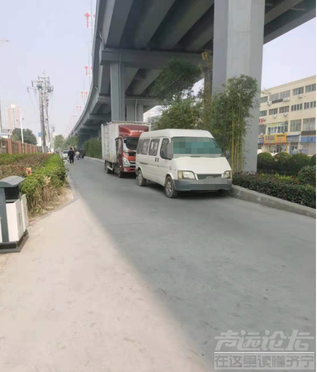 济宁荷花路往南东侧道路被大车挡住，两个大车长期不走-2.png