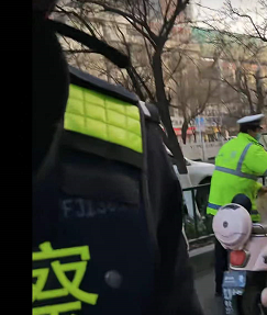 交警当场用微信二维码收罚款-2.jpg