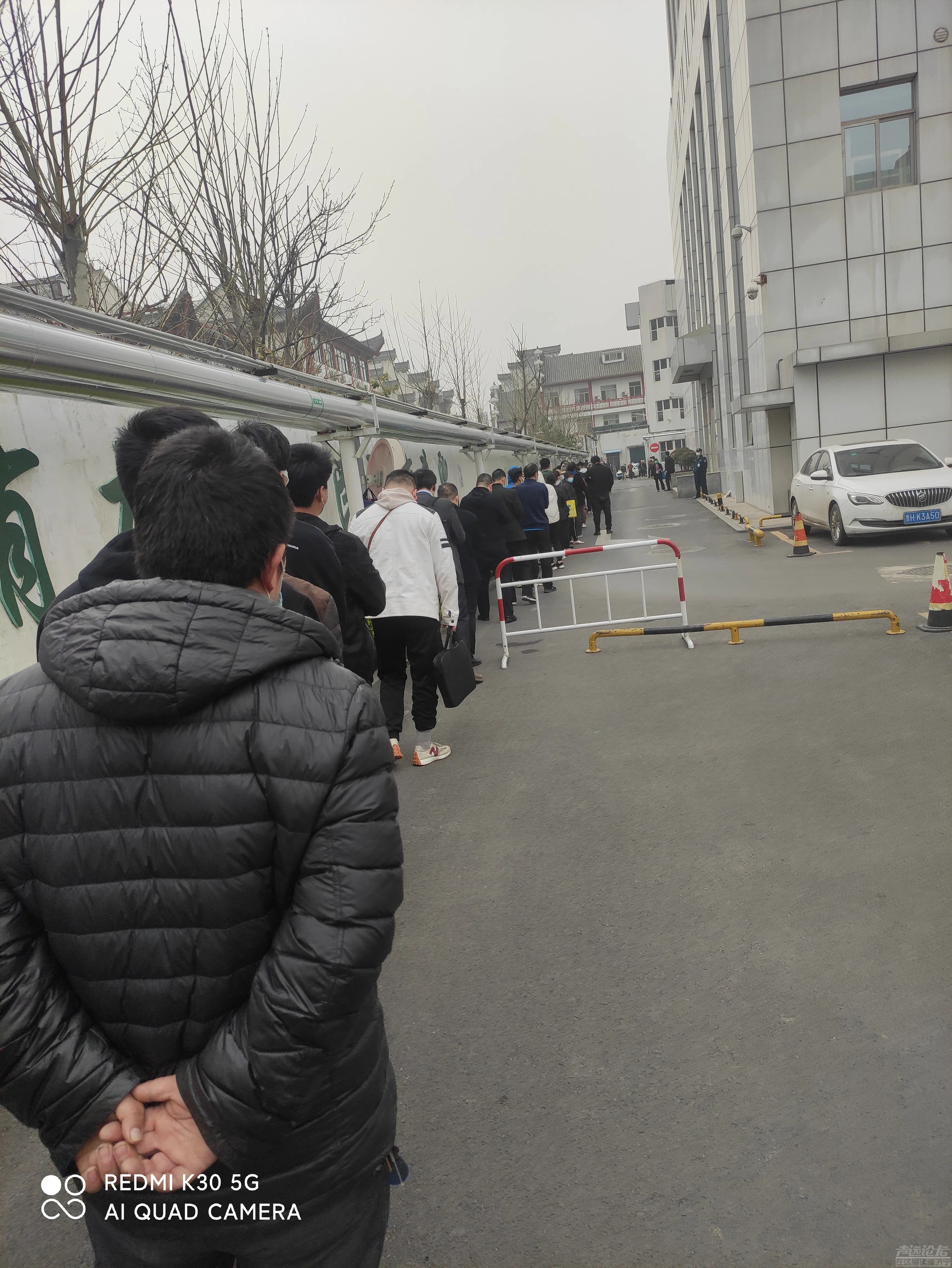 二院，排队1000米左右！-2.jpg