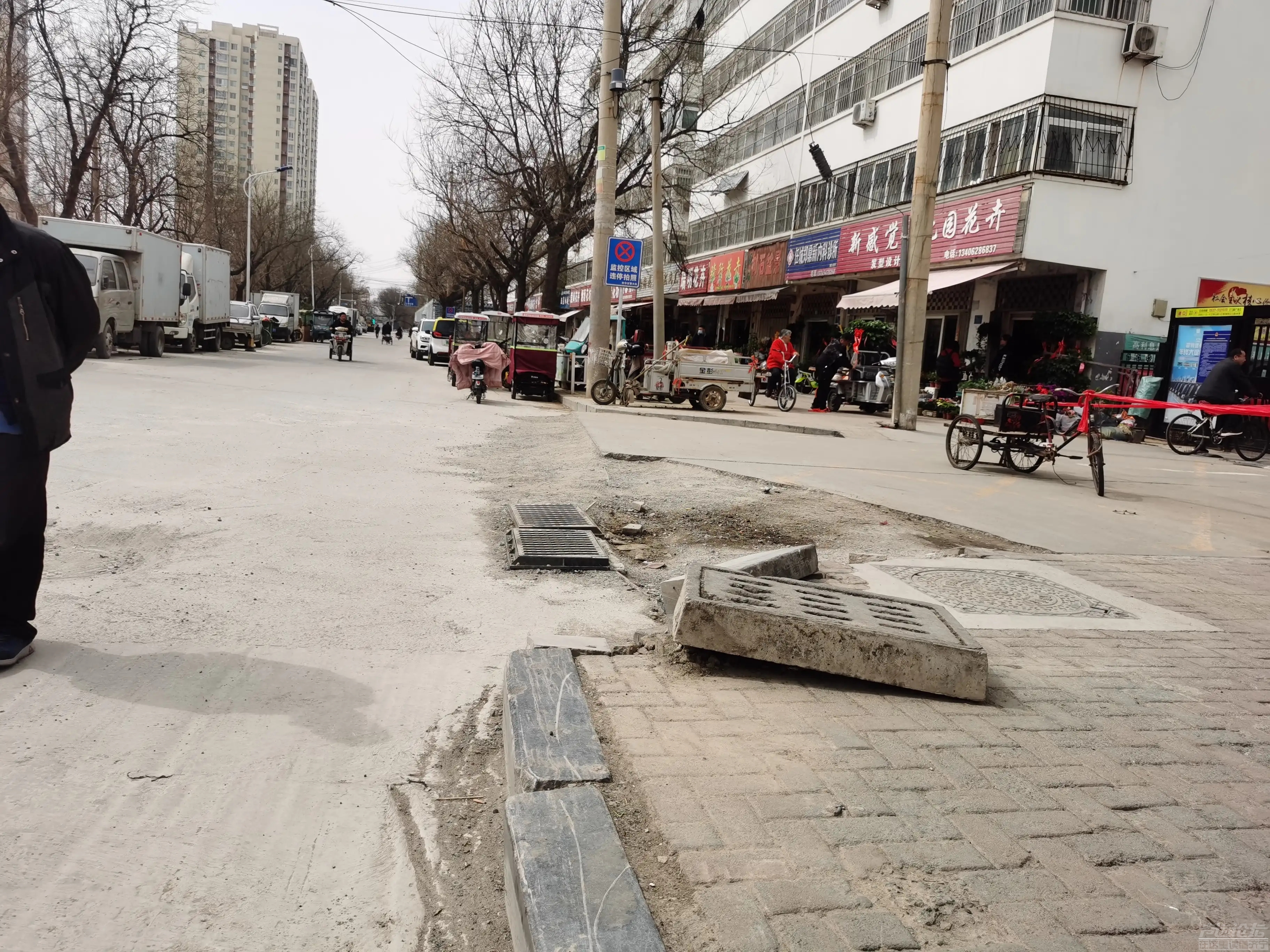 博古庄花鸟鱼虫这条路从去年九月底开始管道改造，路面到现在没有铺柏油-2.jpg