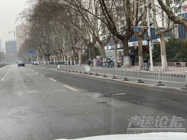 共青团路与吴泰闸路交叉口东50米，道路井盖凹凸起伏，严重影响行车安全-1.jpeg