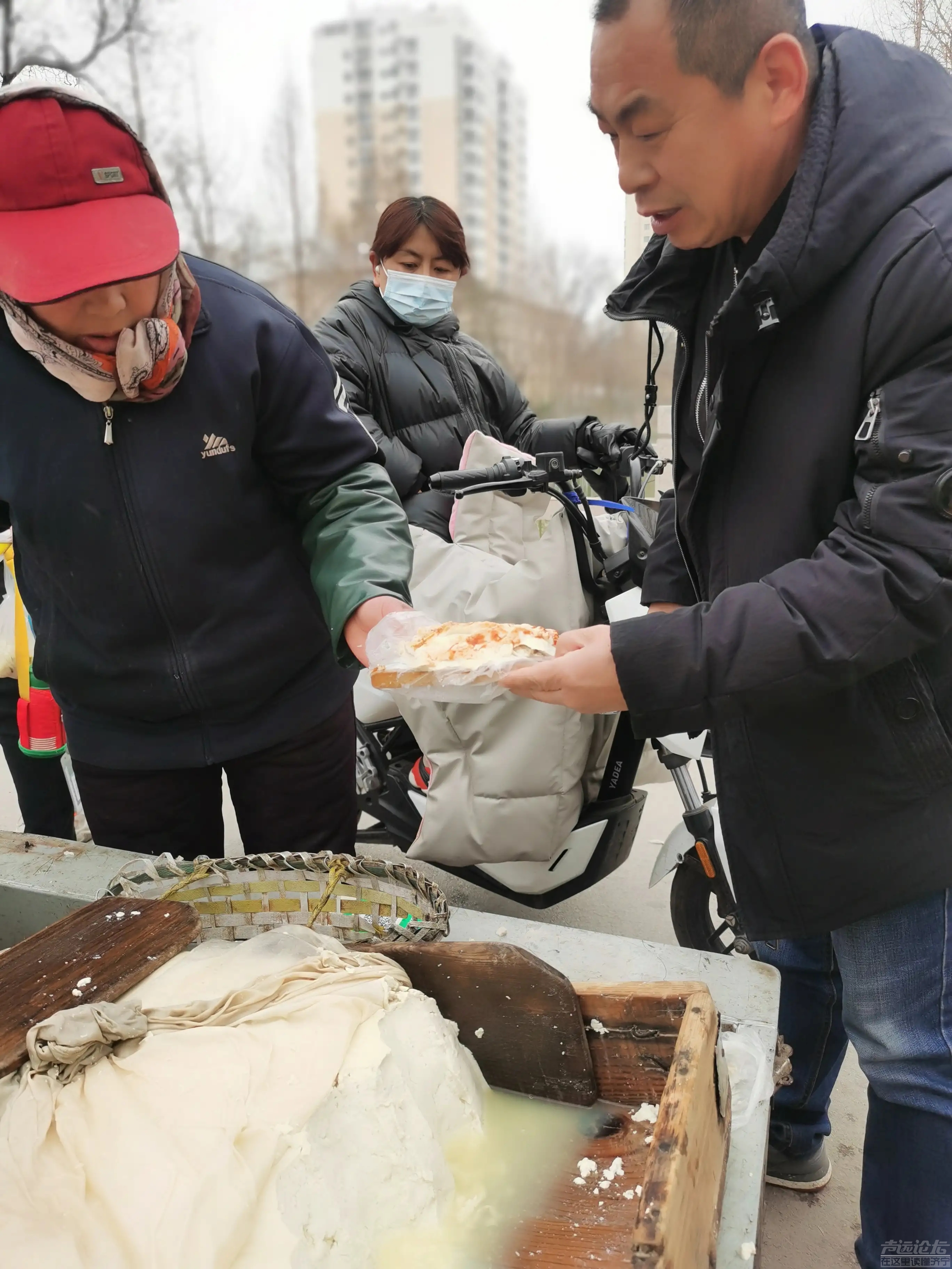 喝热豆腐，道，抹上新鲜的辣椒酱和咸酱，站在豆腐摊边用手托着托板吃，走起！-2.jpg