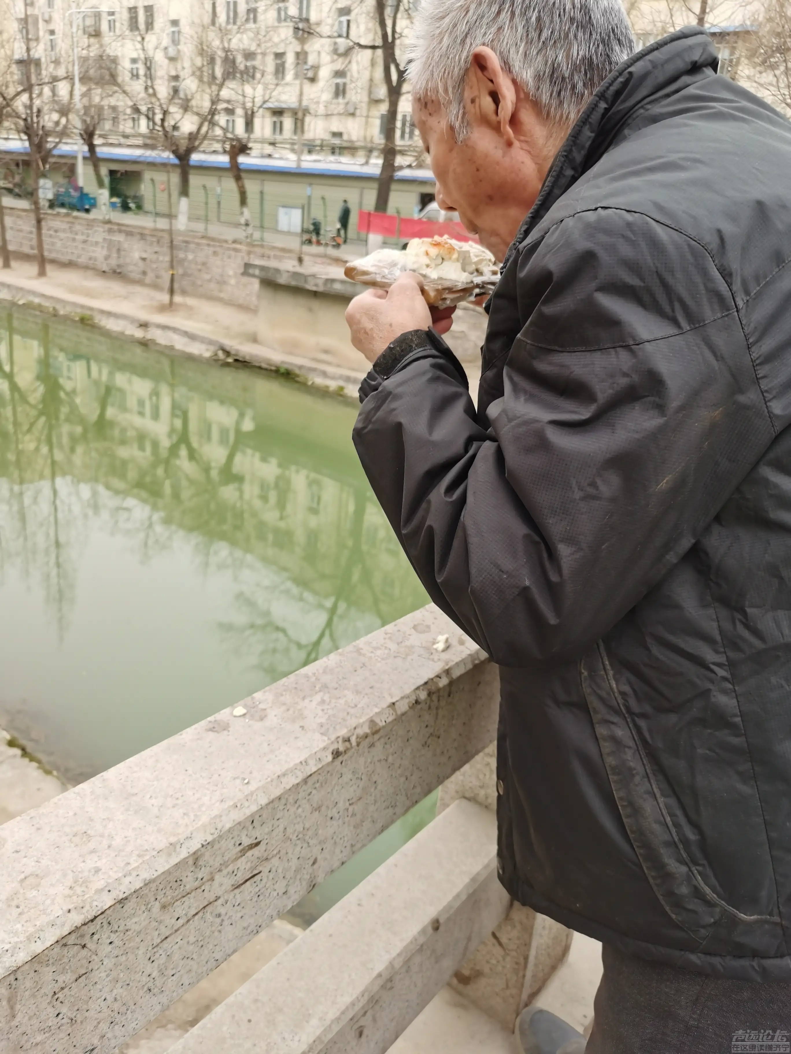 喝热豆腐，道，抹上新鲜的辣椒酱和咸酱，站在豆腐摊边用手托着托板吃，走起！-6.jpg