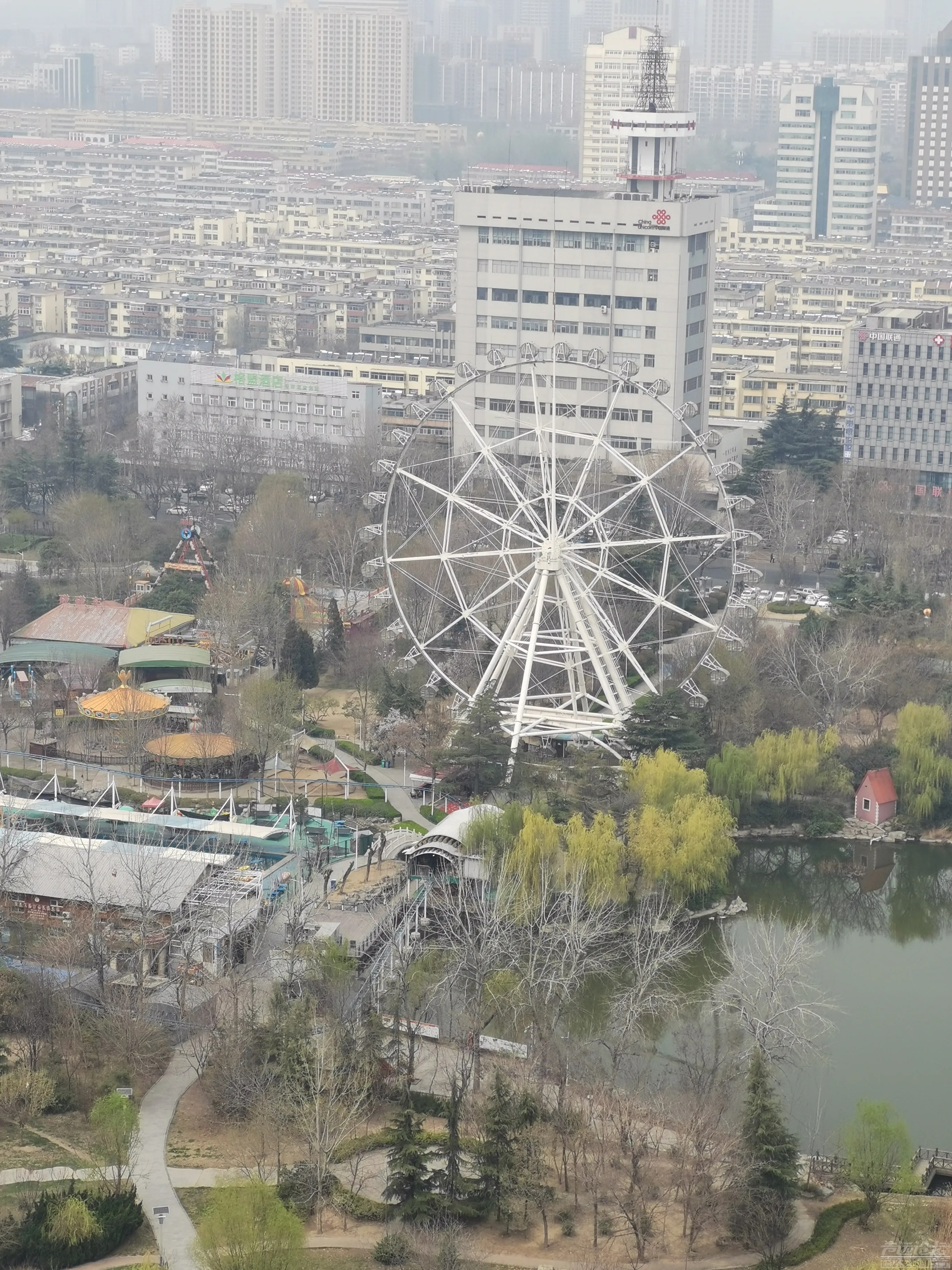 济宁市百花公园内耸立着济宁第一座摩天轮，有多少朋友坐过又是和谁坐过？-1.jpg