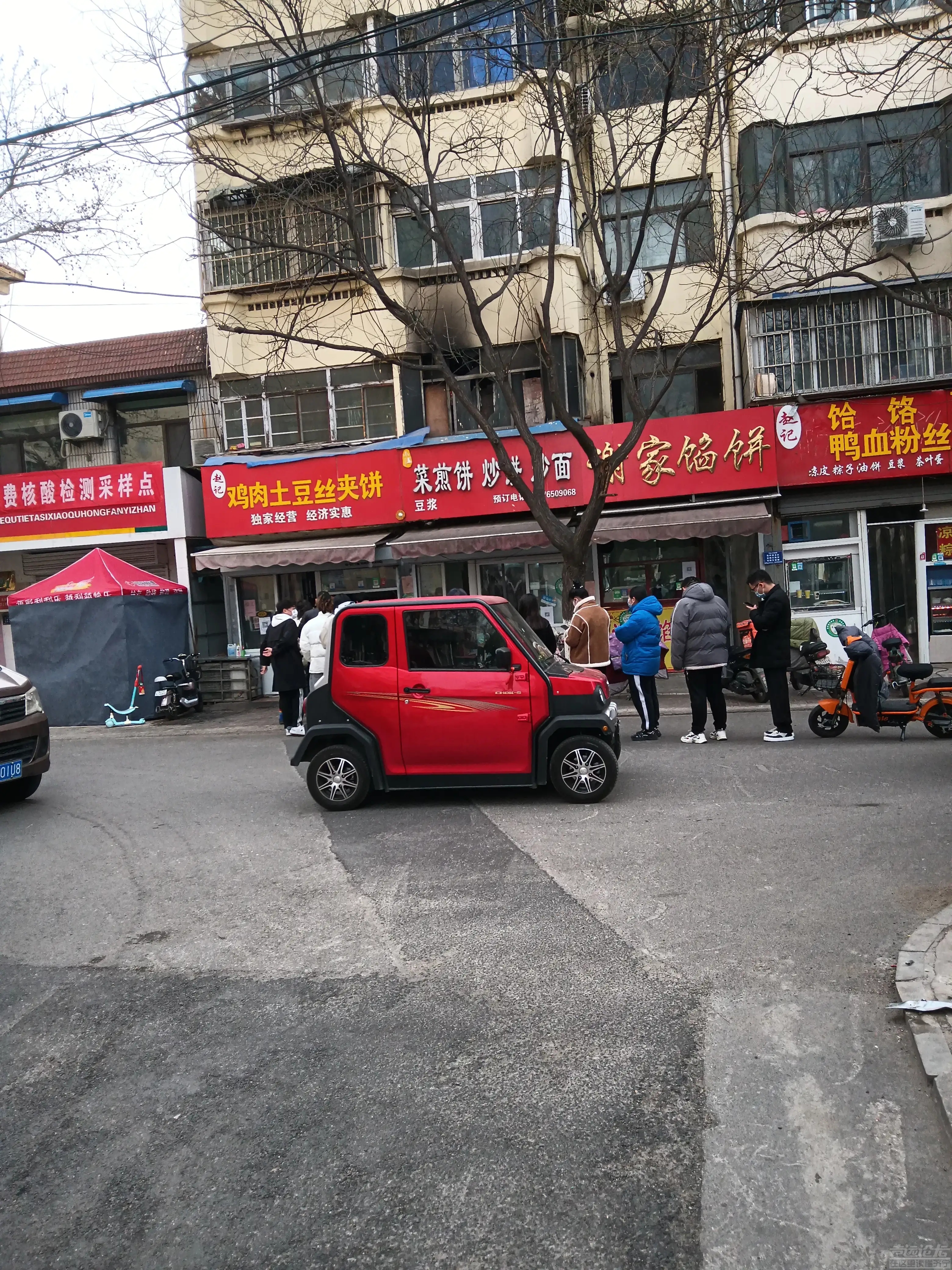 济宁的这家土豆丝鸡肉夹饼生意也太好了吧，谁说实体店生意不好做了？-4.jpg