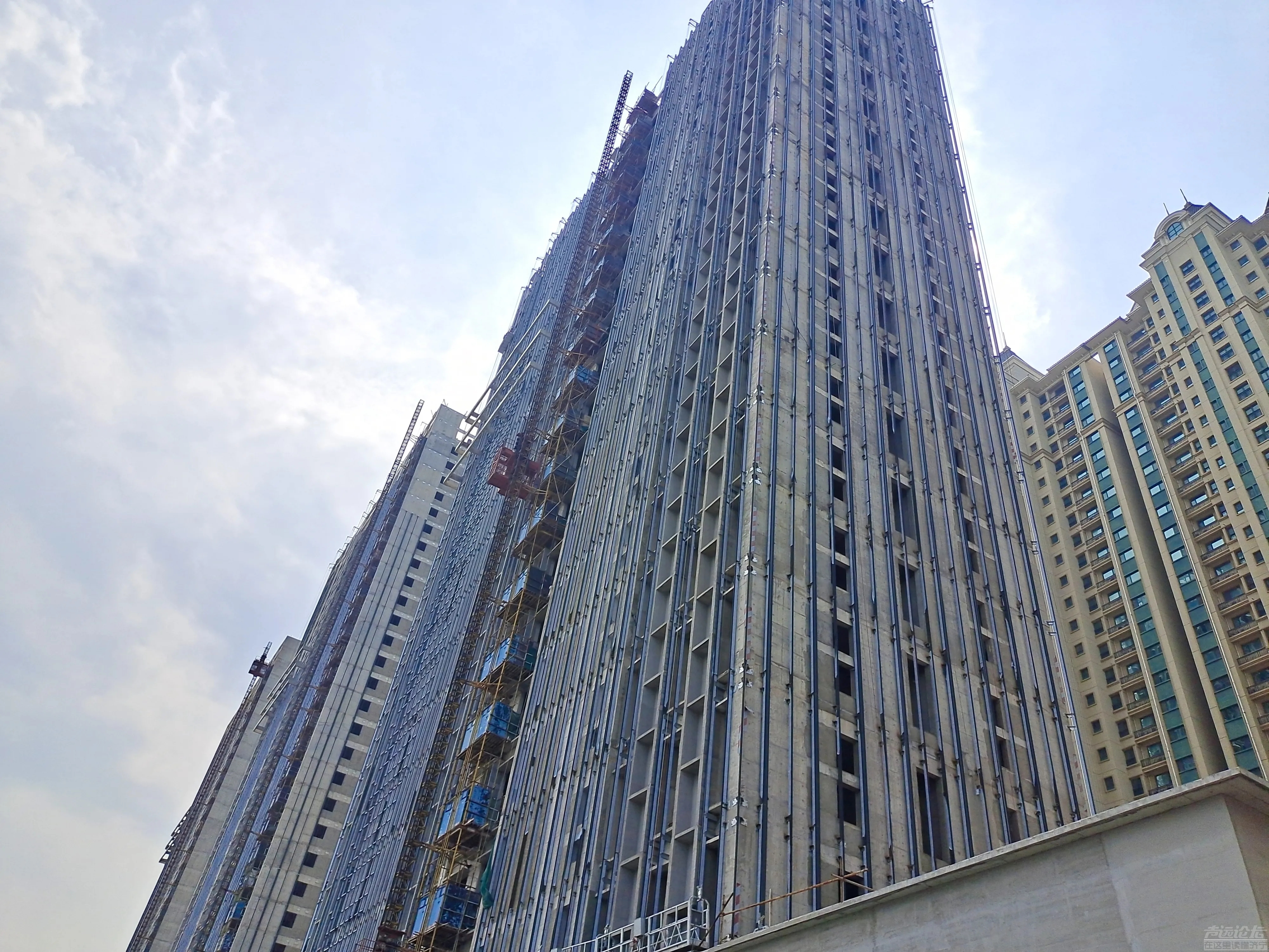今天路过济宁恒大时代广场，专门看了一下恒大公寓的施工情况，是有进展，开干了！？-1.jpg
