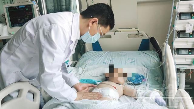 济南2岁女童从窗户坠落，纱窗金属条贯穿腹部，家人拔出后送医，医生：这种做法完全错误-1.jpg