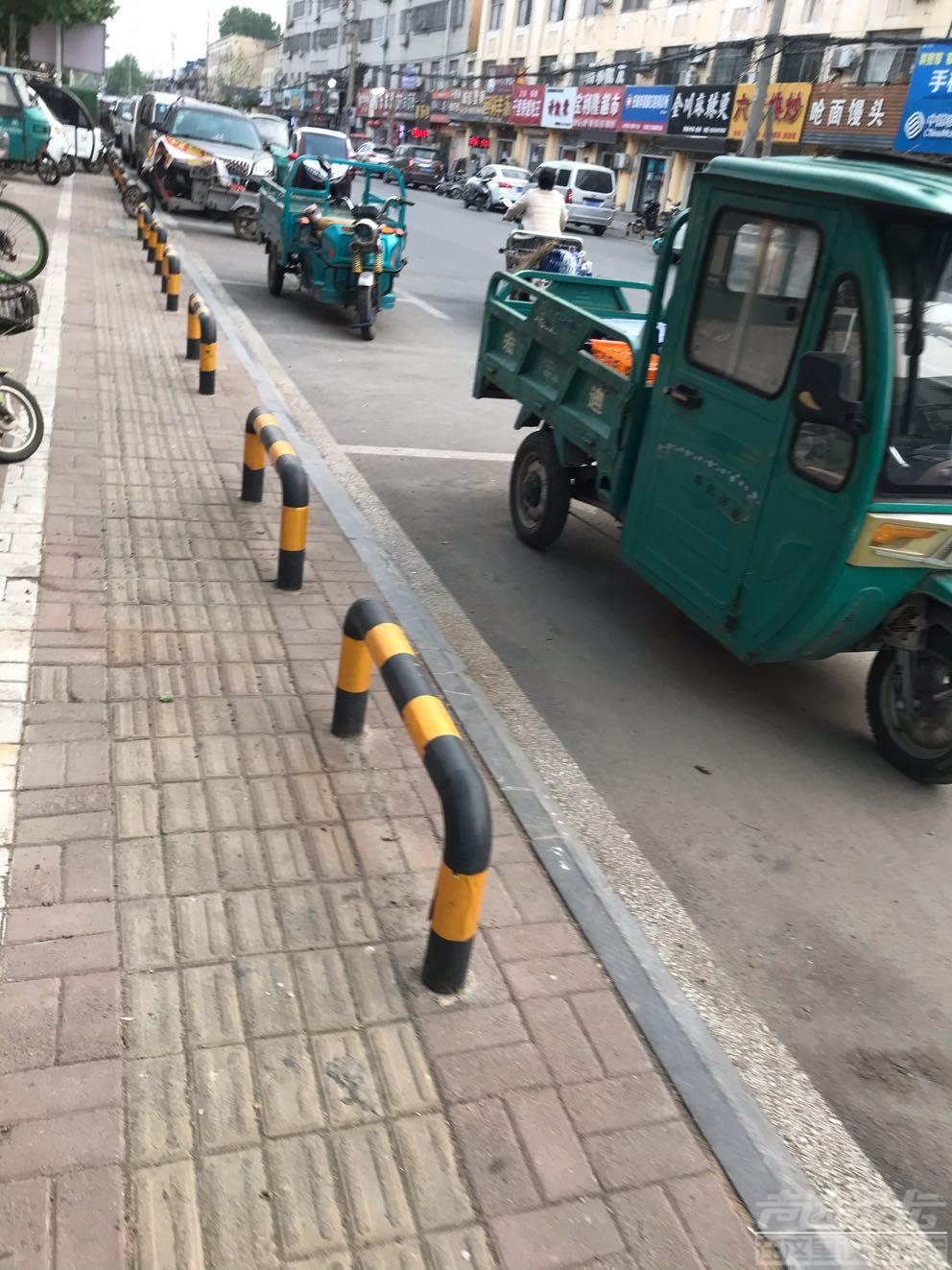 戴庄医院门口岱庄路两侧，大量停车位都被商户自己放的自行车三轮车锥形桶占了-1.png