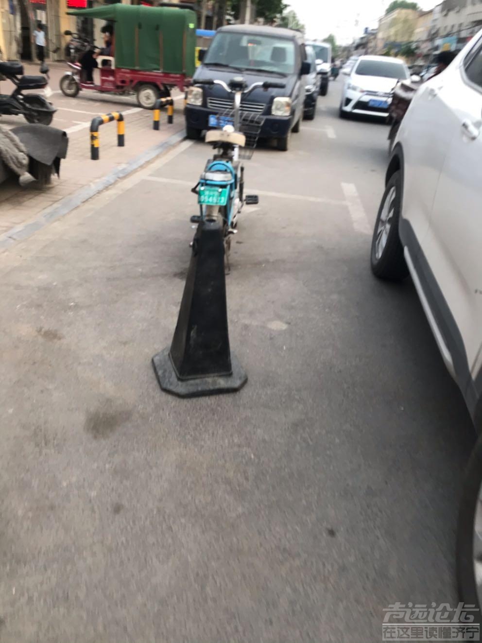 戴庄医院门口岱庄路两侧，大量停车位都被商户自己放的自行车三轮车锥形桶占了-3.png