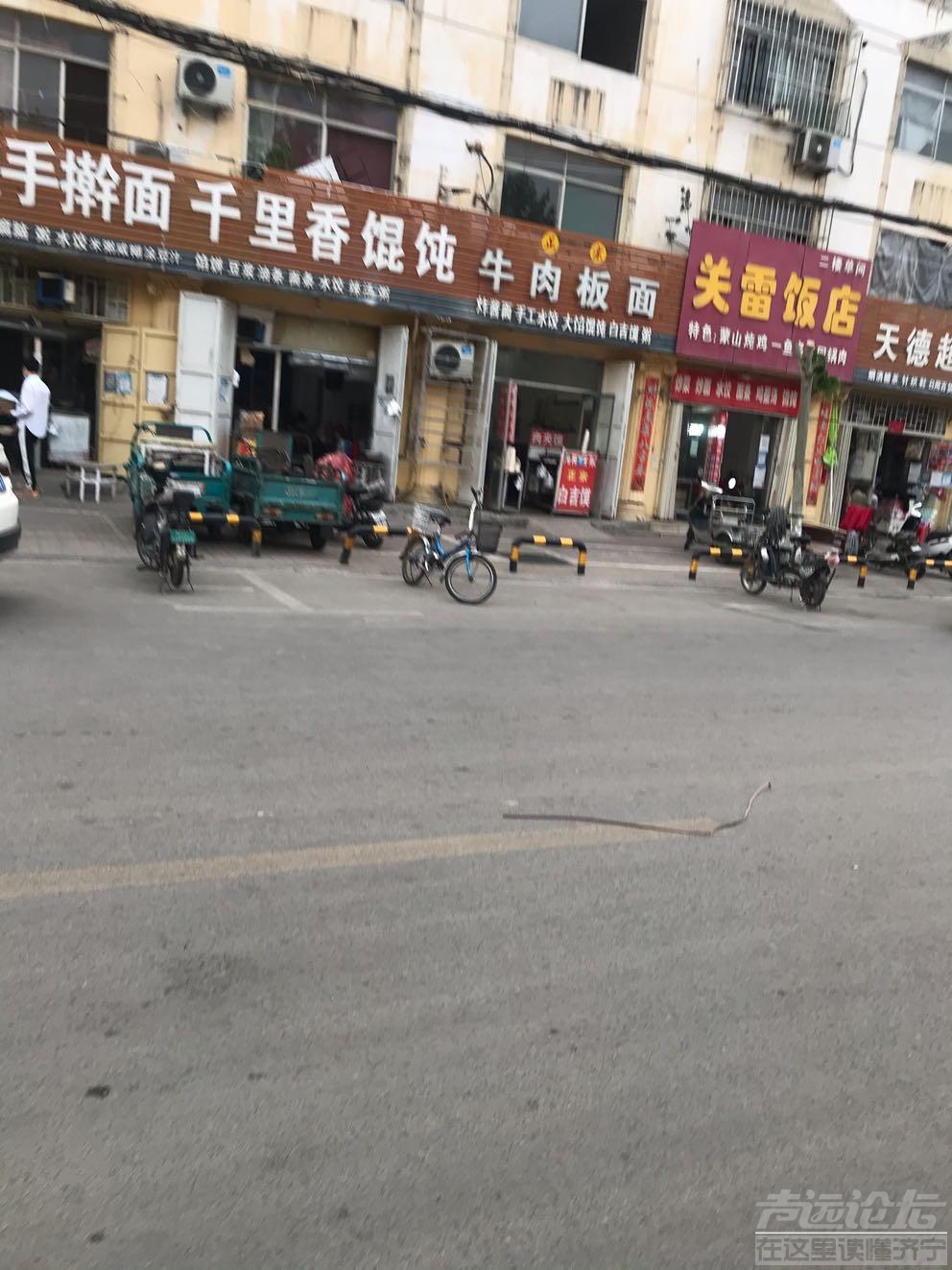 戴庄医院门口岱庄路两侧，大量停车位都被商户自己放的自行车三轮车锥形桶占了-4.png