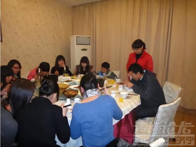 山东21岁女孩为爱私奔，翻墙时不幸摔瘫痪，小伙不离不弃照顾13年-4.jpg