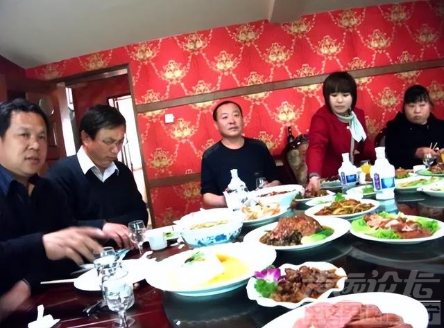 山东21岁女孩为爱私奔，翻墙时不幸摔瘫痪，小伙不离不弃照顾13年-8.jpg