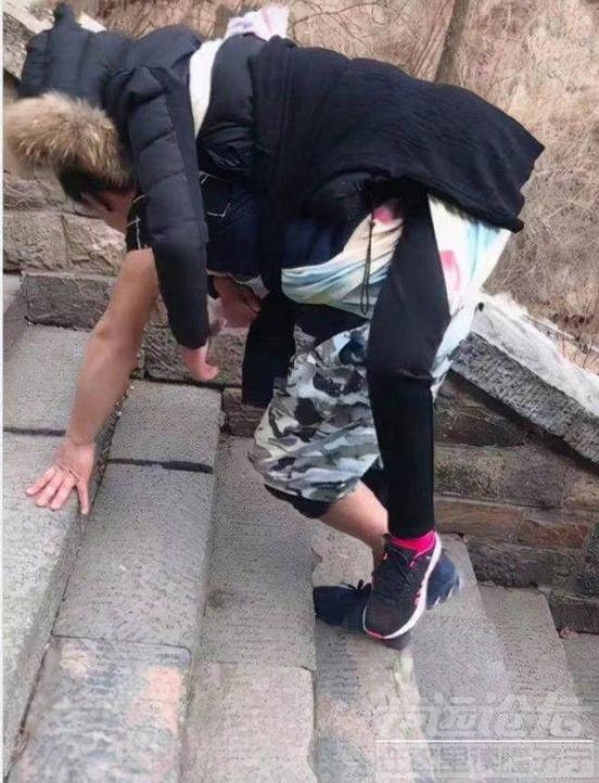 山东21岁女孩为爱私奔，翻墙时不幸摔瘫痪，小伙不离不弃照顾13年-16.jpg