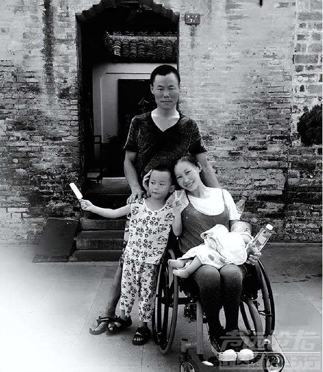 山东21岁女孩为爱私奔，翻墙时不幸摔瘫痪，小伙不离不弃照顾13年-17.jpg