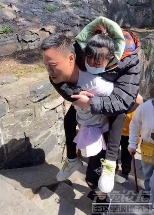 山东21岁女孩为爱私奔，翻墙时不幸摔瘫痪，小伙不离不弃照顾13年-18.jpg