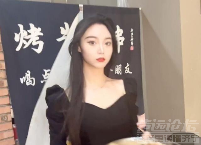 山东济宁这家烤串店，因老板娘高颜值走红，每天来的男客人挤不下-2.jpg
