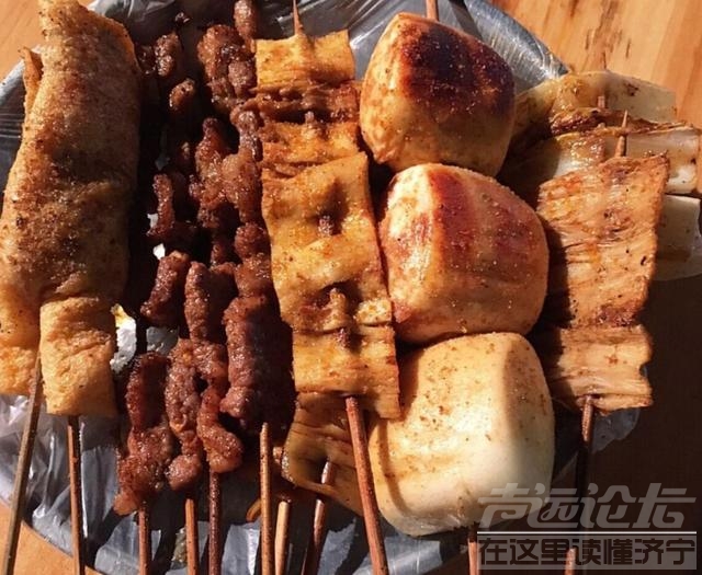 山东济宁这家烤串店，因老板娘高颜值走红，每天来的男客人挤不下-1.jpg