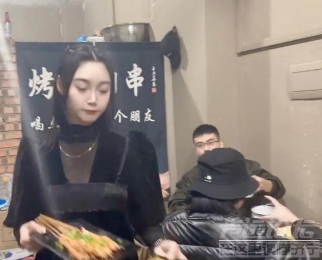 山东济宁这家烤串店，因老板娘高颜值走红，每天来的男客人挤不下-5.jpg