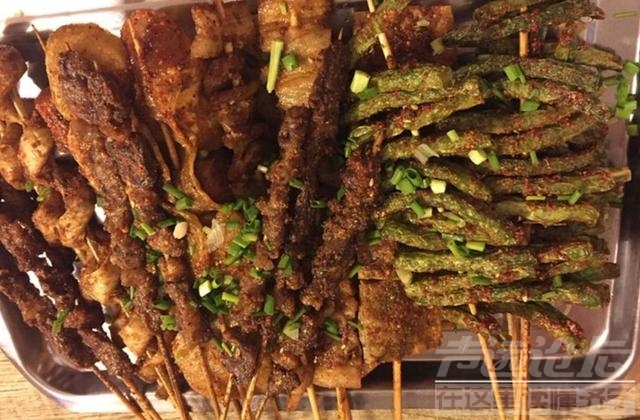 山东济宁这家烤串店，因老板娘高颜值走红，每天来的男客人挤不下-6.jpg