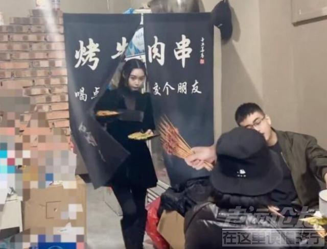 山东济宁这家烤串店，因老板娘高颜值走红，每天来的男客人挤不下-3.jpg