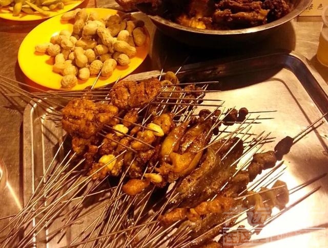 山东济宁这家烤串店，因老板娘高颜值走红，每天来的男客人挤不下-4.jpg