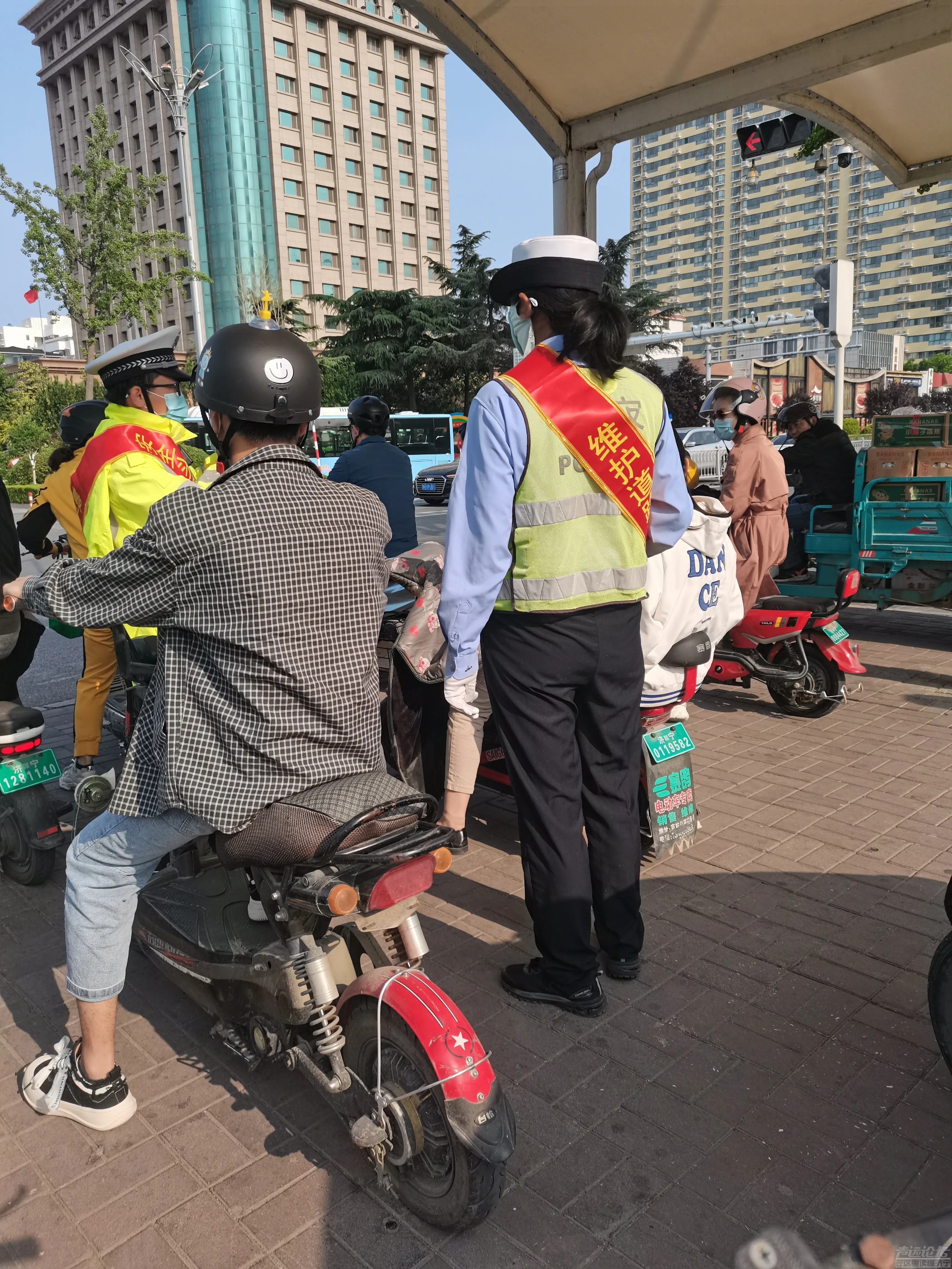 洸河路跟火炬路口，一位带着学生的妈妈带着头盔，但是后面的学生没戴，真罚钱！-1.jpg