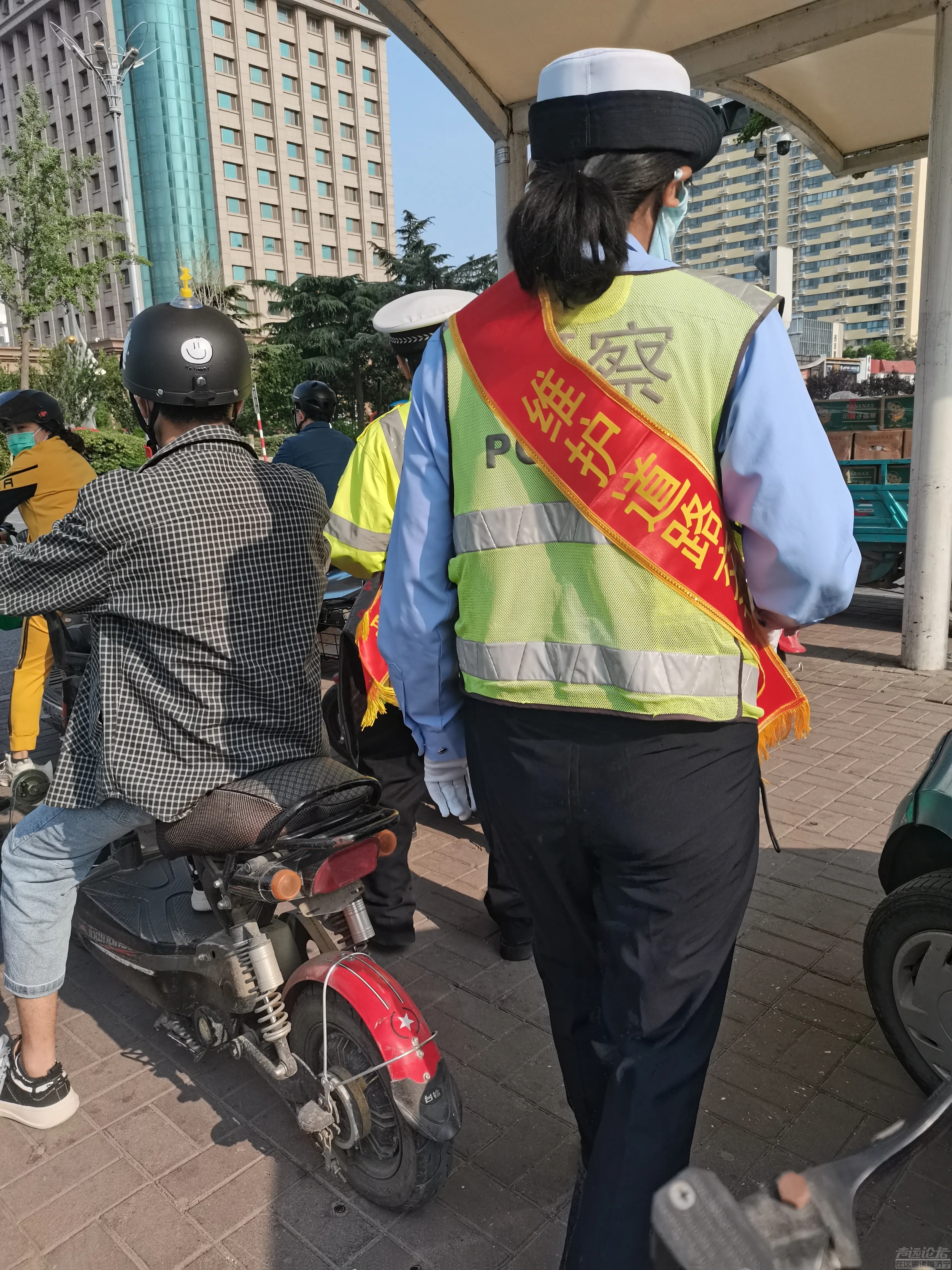 洸河路跟火炬路口，一位带着学生的妈妈带着头盔，但是后面的学生没戴，真罚钱！-2.jpg