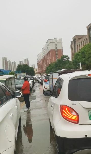 南苑镇春晓路道路机动车乱停乱放问题严重，严重影响居民出行，存在消防安全隐患-1.jpg