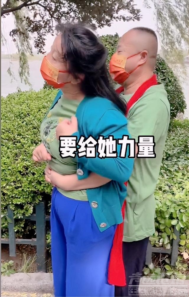 山东汉子21年照顾瘫痪妻子，网友却说应该的，你觉得那？-1.jpg