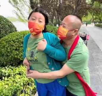 山东汉子21年照顾瘫痪妻子，网友却说应该的，你觉得那？-2.jpg