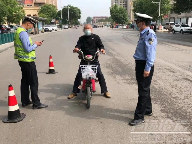 【带头盔≠戴头盔】兖州警方提醒您：骑乘电动自行车戴好头盔才是最好的“标配”！-4.jpg