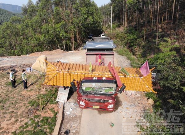 超高！广西一货车撞塌门楼，车上两人不幸身亡…………-1.jpg