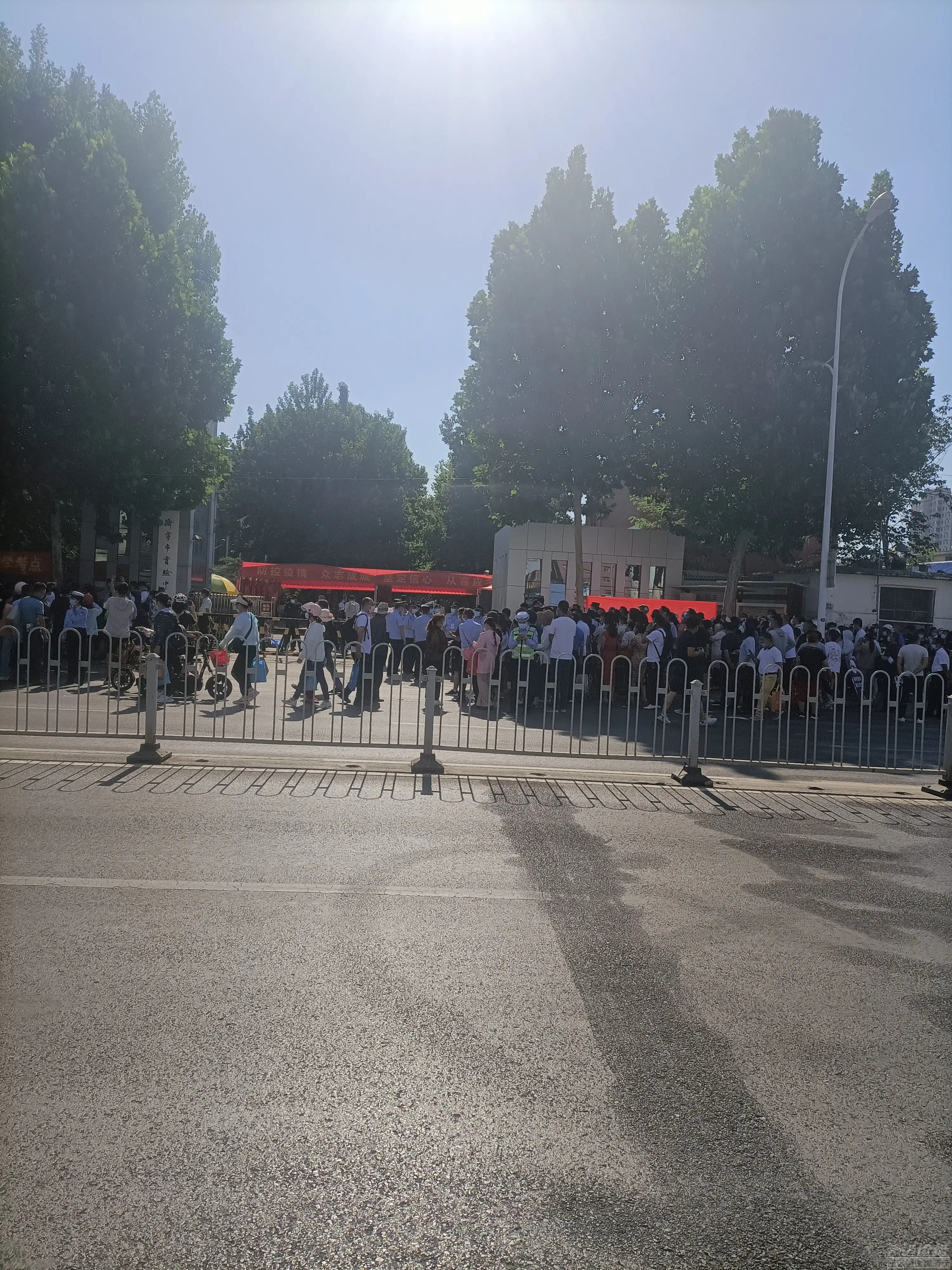 高校门口家长们焦急地等待着！-1.jpg
