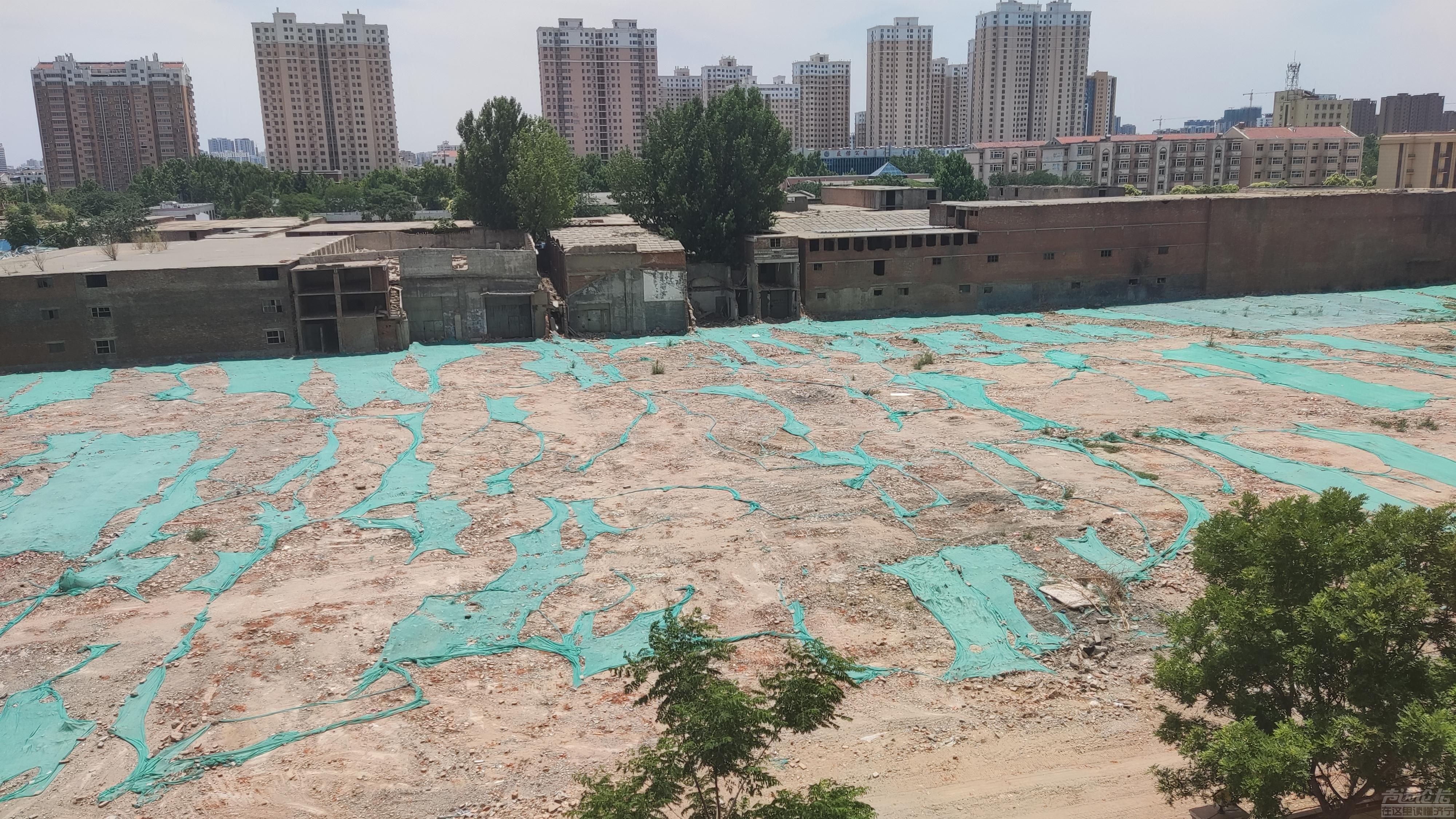 亿丰二期兆丰雅苑小区南侧大面积防尘网损坏，土地裸露，扬尘四起、铺天盖地！-1.jpg