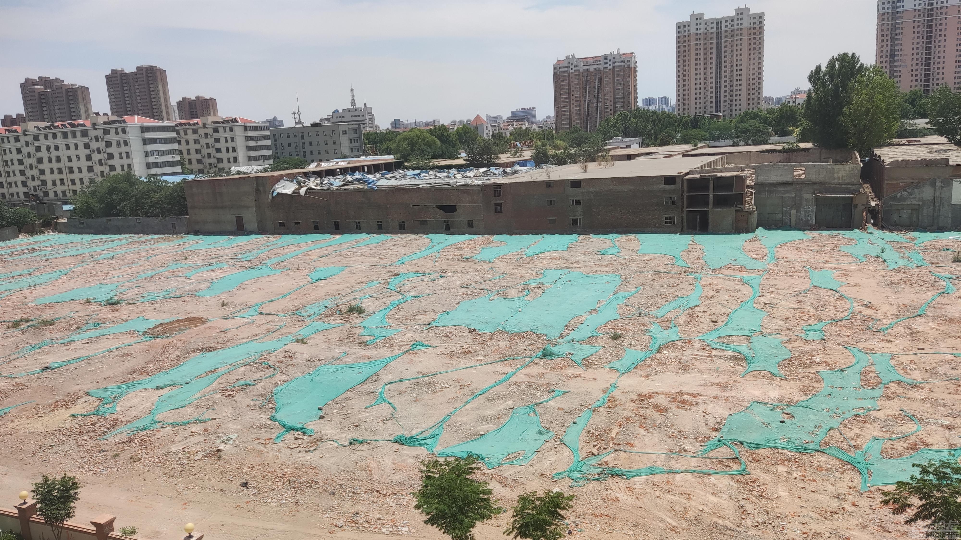 亿丰二期兆丰雅苑小区南侧大面积防尘网损坏，土地裸露，扬尘四起、铺天盖地！-2.jpg
