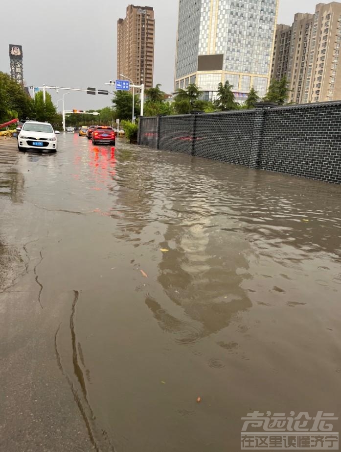 求贤路（济州路）下雨积水、渣土车损坏路面问题，道路太窄，行人遇到渣土车总是提心...-1.jpg