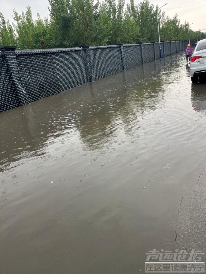 求贤路（济州路）下雨积水、渣土车损坏路面问题，道路太窄，行人遇到渣土车总是提心...-2.jpg