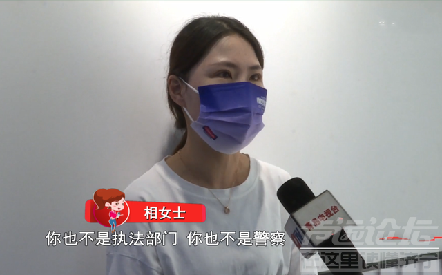 山东女子骑电动撞起落杆，保安把她的车扣住，女子：你是盗窃-1.jpg