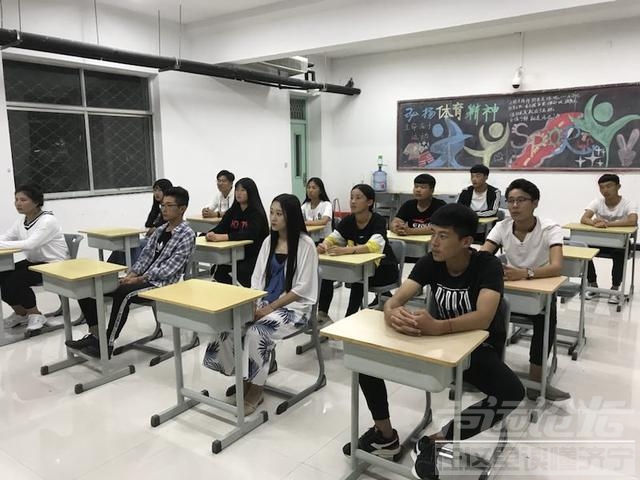 卢克文：大学生过剩，应该上技校！遭网友猛怼：站着说话不腰疼？-7.jpg