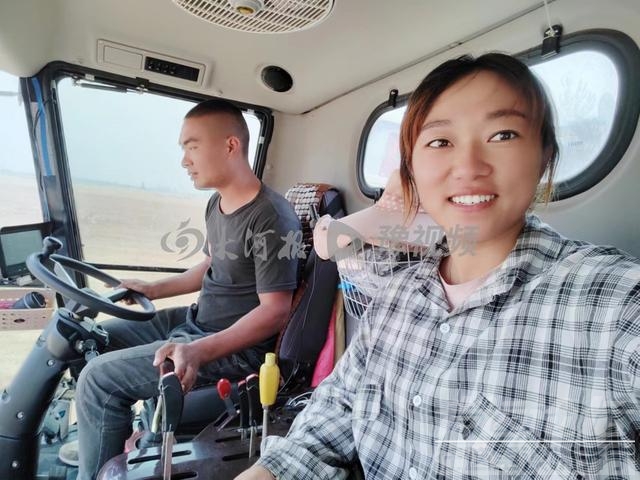 河南95后农机手夫妻逐麦记：一路北上已到山东，日收入近万元-1.jpg