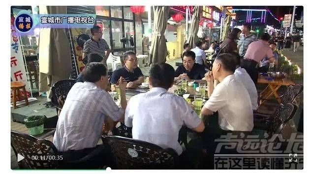 市委书记、市长带头到夜市消费，剥小龙虾！徒步“打卡”新郑的夜市经济！-1.jpg