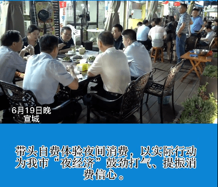 市委书记、市长带头到夜市消费，剥小龙虾！徒步“打卡”新郑的夜市经济！-4.jpg