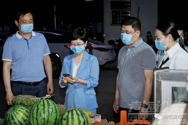 市委书记、市长带头到夜市消费，剥小龙虾！徒步“打卡”新郑的夜市经济！-7.jpg