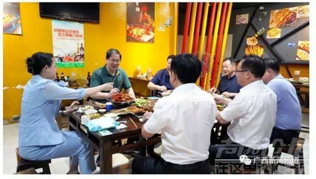 市委书记、市长带头到夜市消费，剥小龙虾！徒步“打卡”新郑的夜市经济！-9.jpg