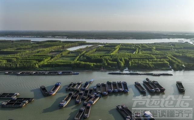 京杭大运河微山段船只穿梭 一派繁忙运输景象-2.jpg