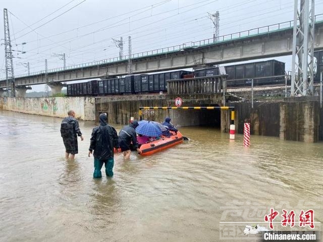 56.6米洪峰或今晚过境韶关 沿岸民众紧急撤离-3.jpg