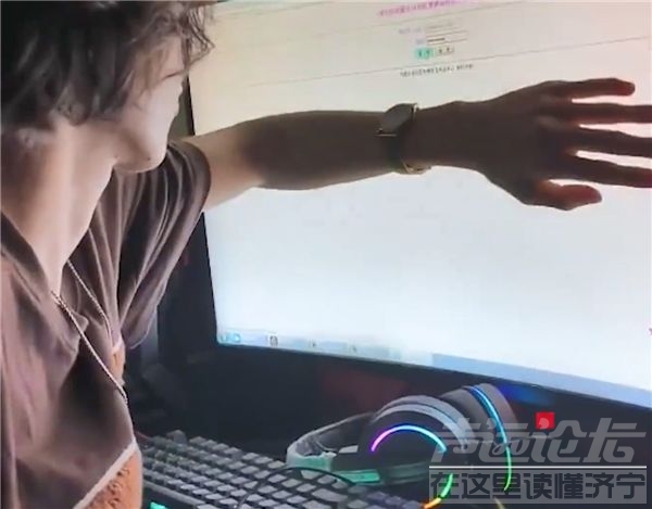 高三男生凌晨上网吧，顺便查高考成绩，看过总分后继续打游戏-1.jpg