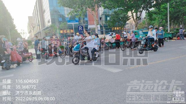 京杭佳苑疏导点门口道路被商贩严重占道经营，附近小学幼儿园学生接送严重影响安全！-3.jpeg