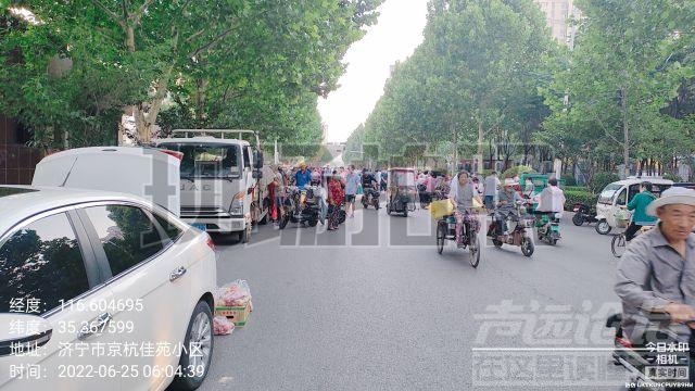 京杭佳苑疏导点门口道路被商贩严重占道经营，附近小学幼儿园学生接送严重影响安全！-4.jpeg